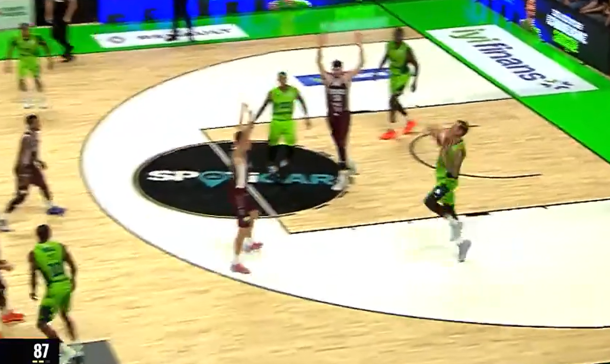 Το καλάθι της χρονιάς: Αδιανόητο buzzer-beater ολόκληρου γηπέδου από την Τόφας (video)