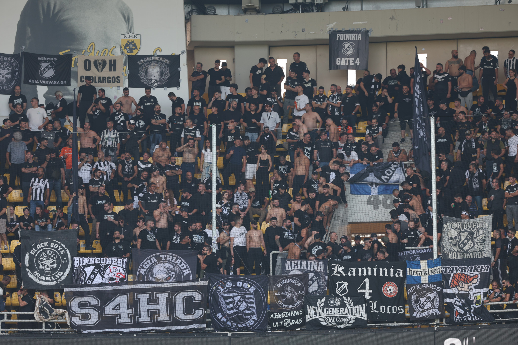 Δυναμική παρουσία των οπαδών του ΟΦΗ στην Allwyn Arena (photo & video)