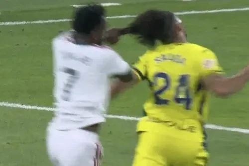 Εκτός Clasico ο Βινίσιους μετά την αποβολή του με την Βιγιαρεάλ - Τράβηξε τα μαλλιά αντιπάλου του (video)