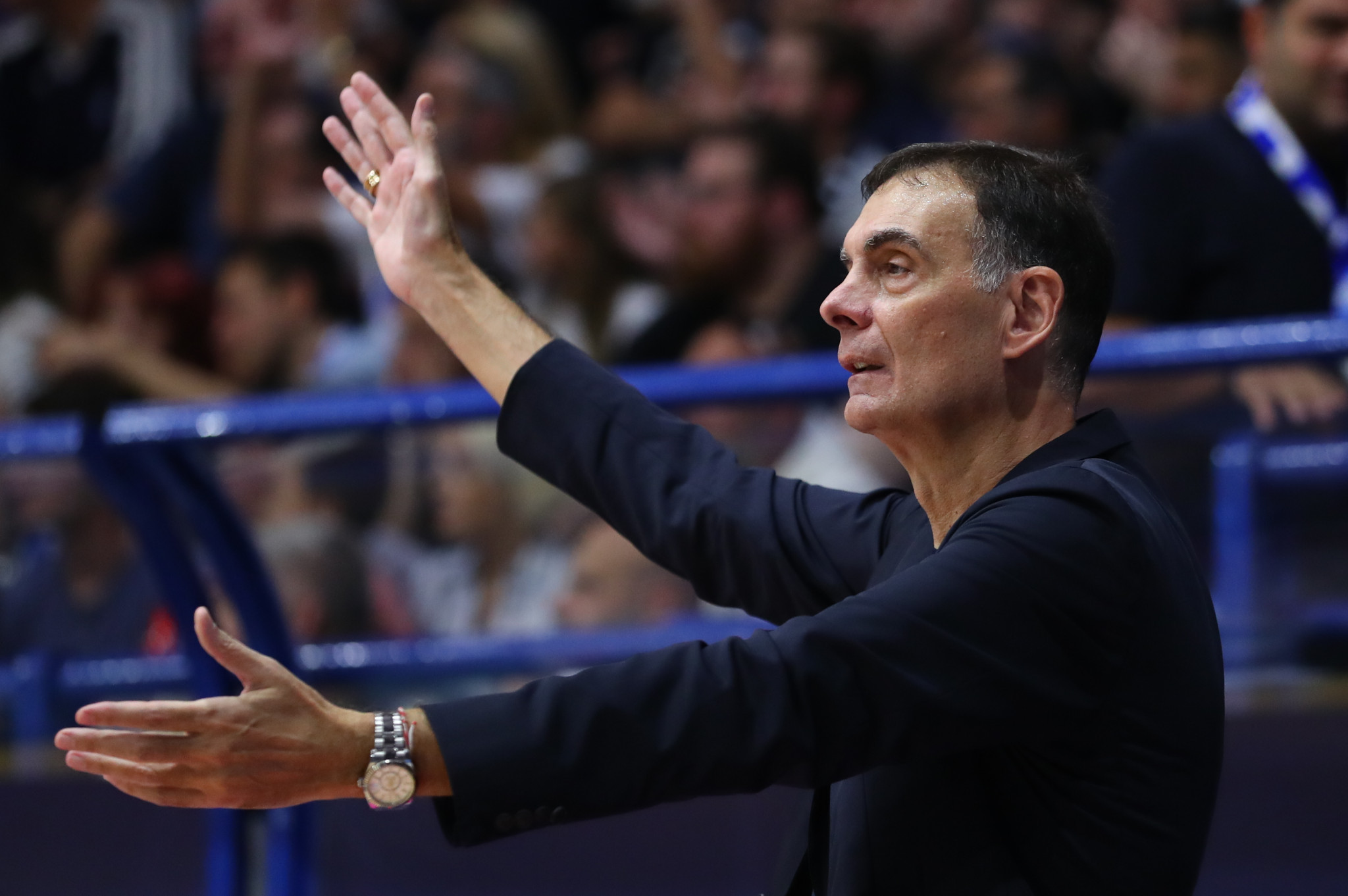 «Εγώ εδώ κάνω τη δουλειά μου» - Τι είπε ο Μπαρτζώκας για τα υβριστικά συνθήματα