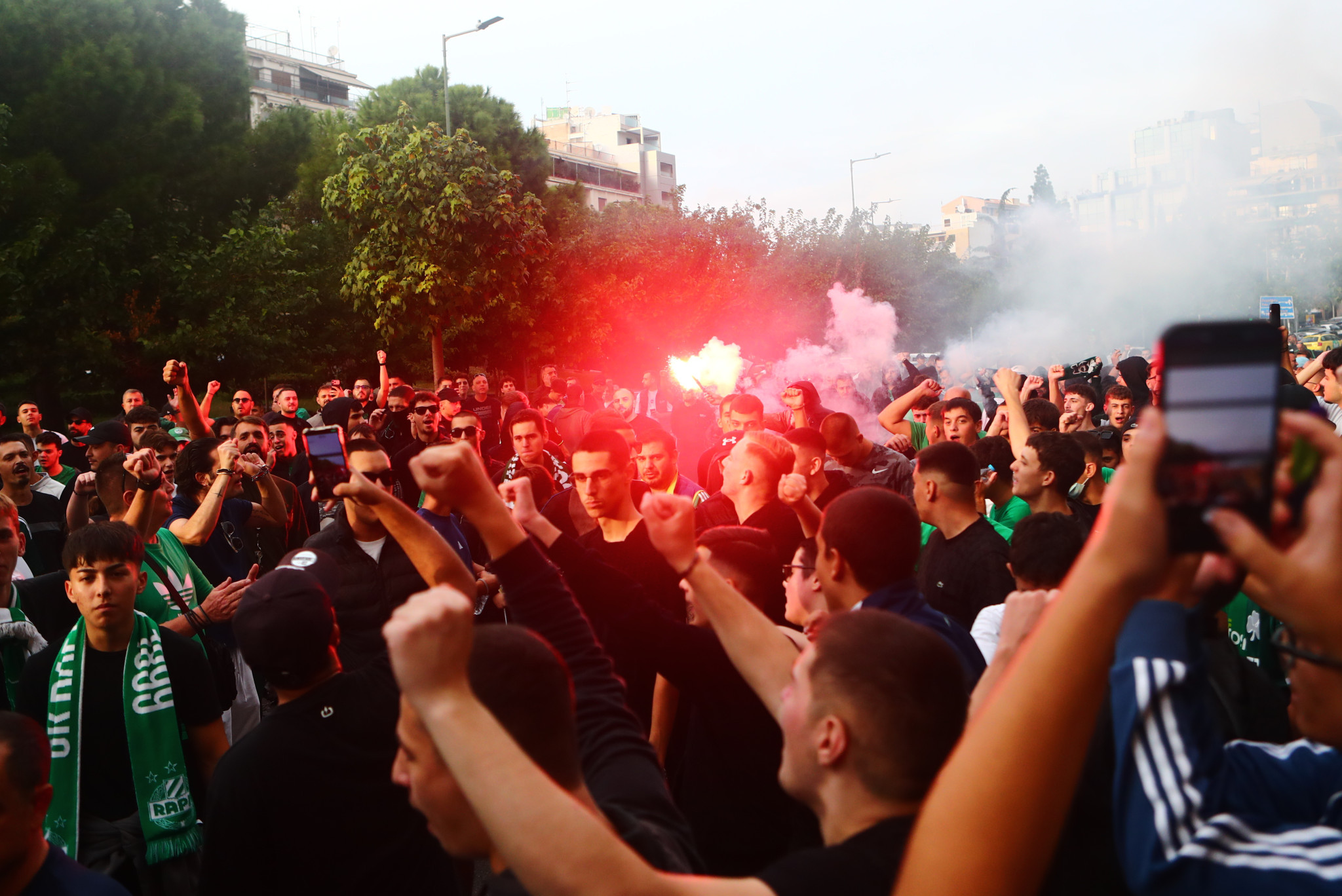 «Ντόπες» από οπαδούς του Παναθηναϊκού έξω από το ξενοδοχείο της ομάδας πριν το ντέρμπι (video)