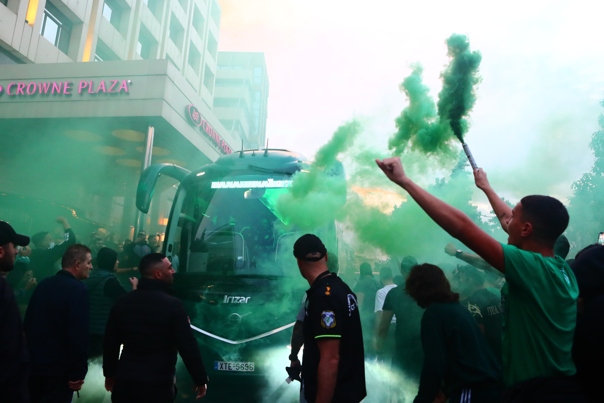 Οπαδοί του Παναθηναϊκού συνόδευσαν την αποστολή με μηχανοκίνητη πορεία προς το «Καραϊσκάκης»