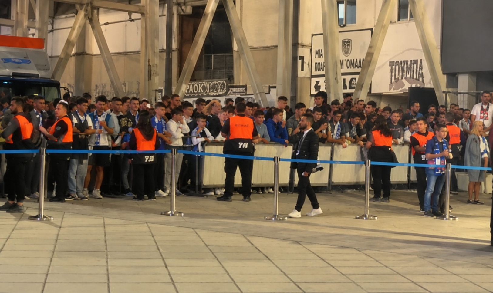 Πανικός στην άφιξη της Εθνικής - Ουρές δύο ώρες πριν το ματς με τη Γερμανία (video)