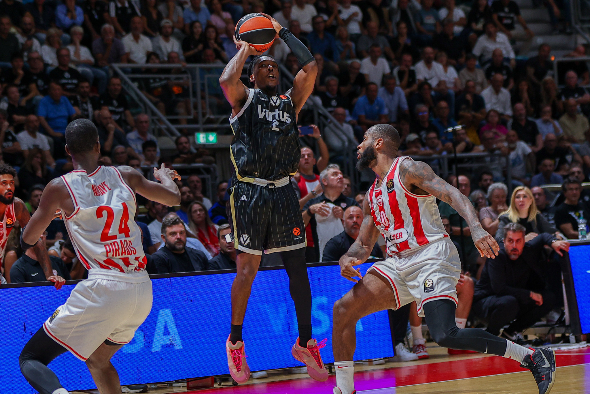 Ο Καρ έκρινε με buzzer beater τη ματσάρα της Μπολόνια και υποχρέωσε τον Ολυμπιακό στην πρώτη του ήττα