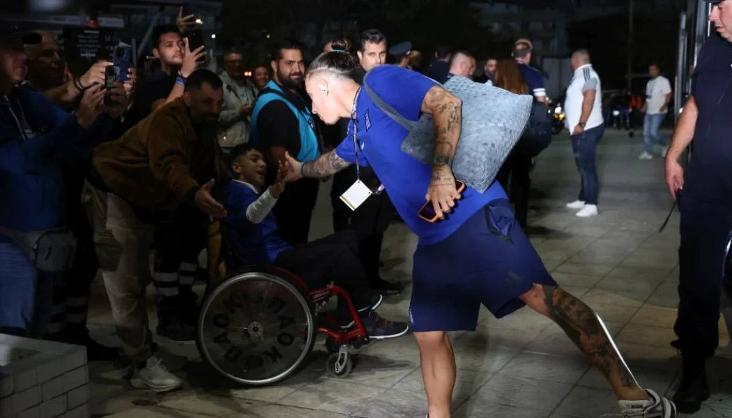 «Πότε θα ’ρθει η Εθνική;»: Αποθέωση από μικρούς φίλους της Ελλάδας έξω από την Τούμπα (video)