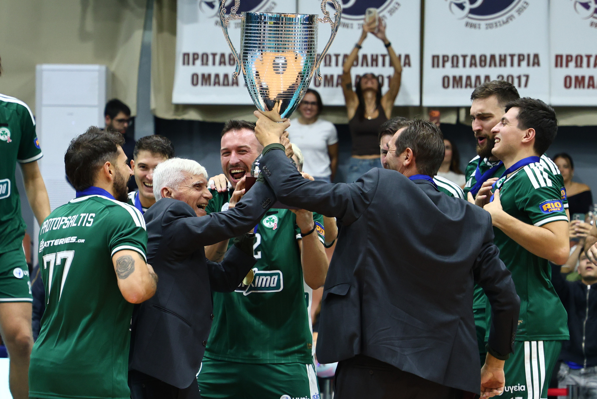Η απονομή του Super Cup στον Παναθηναϊκό - Ανδρεόπουλος και Αγραπιδάκης σήκωσαν το τρόπαιο