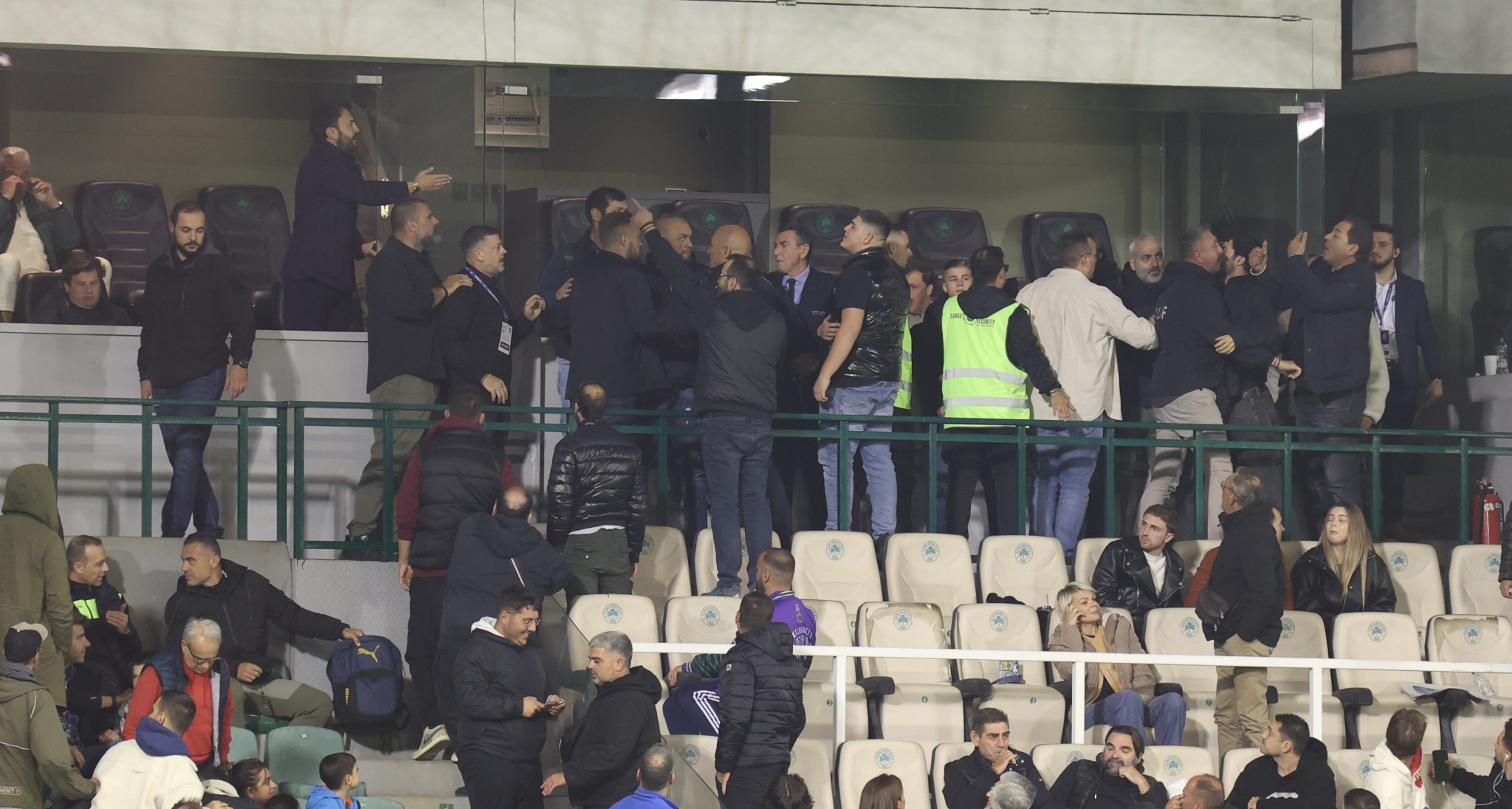 Το βίντεο της μεγάλης έντασης ανάμεσα με Καρυπίδη και Πρίτσα, οι οποίοι κλήθηκαν σε απολογία