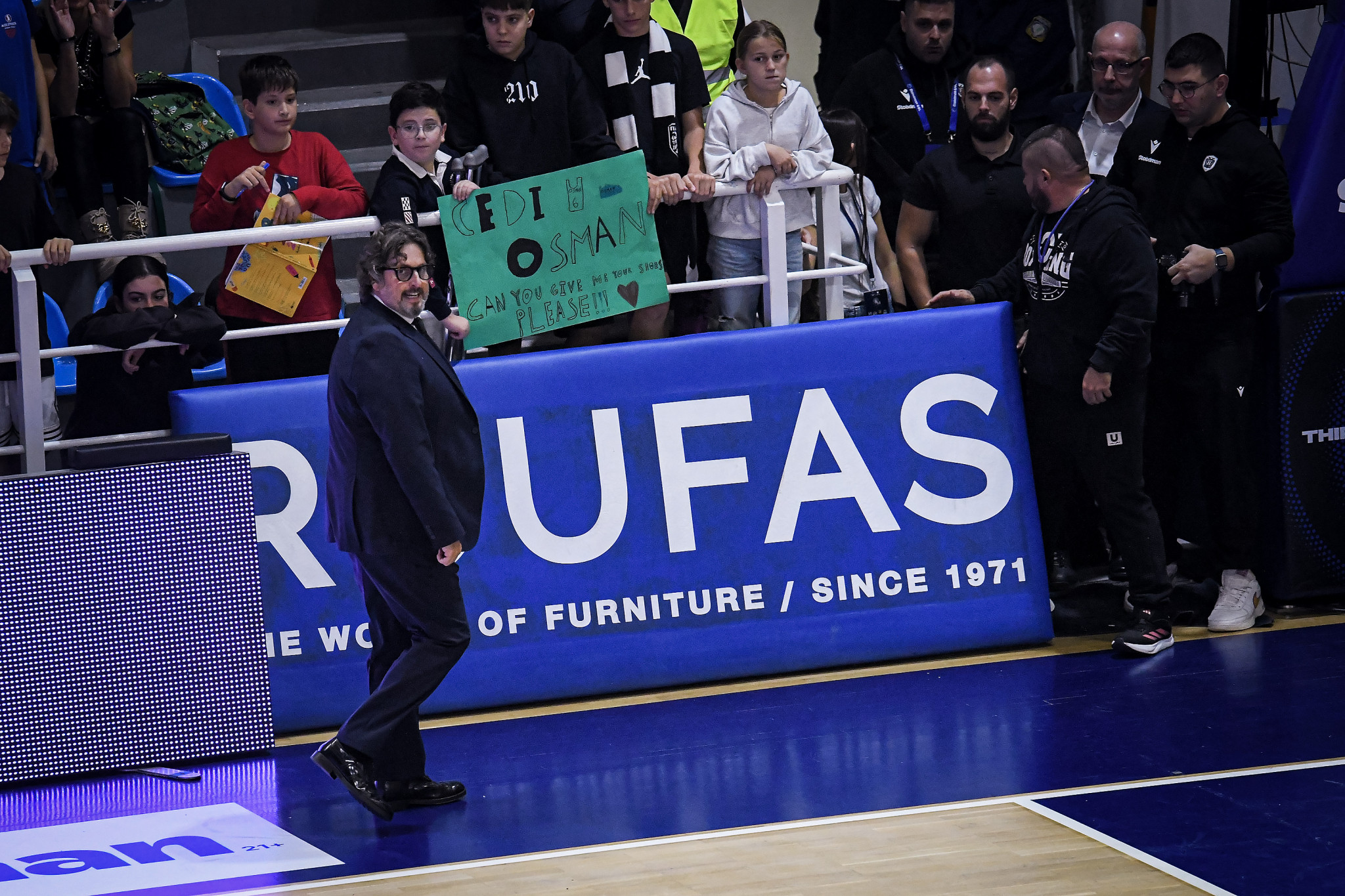 Εξαλλος ο Τρινκιέρι: Μπήκε στο παρκέ, τα «έψαλε» σε παίκτη του και αποβλήθηκε στο φινάλε (video)