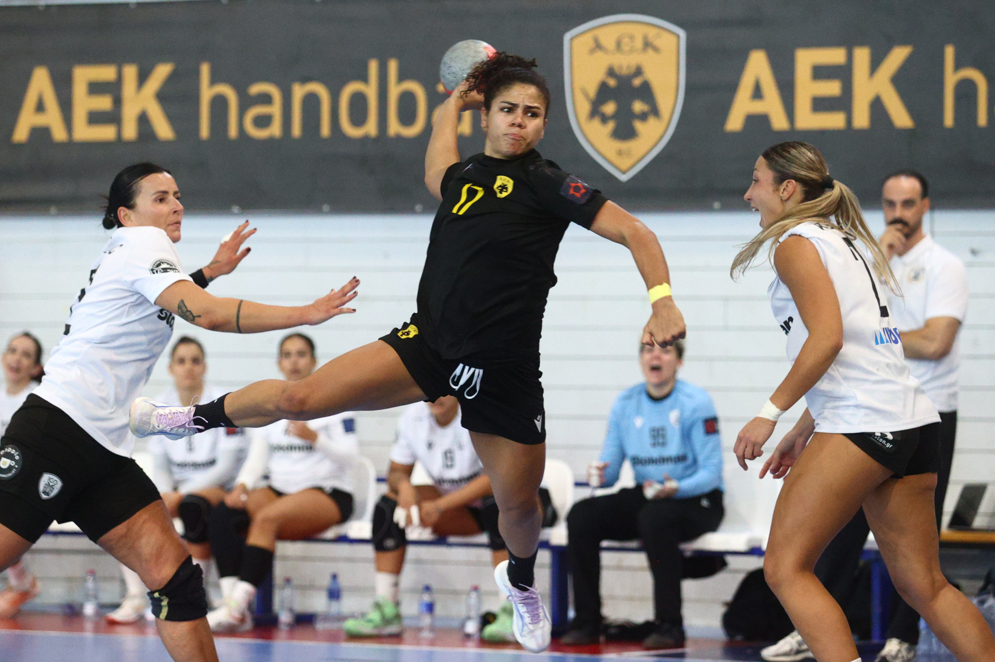 ΑΕΚ - ΠΑΟΚ 27-27: Ματσάρα χωρίς νικητή με φινάλε-θρίλερ στο ντέρμπι κορυφής του χάντμπολ γυναικών