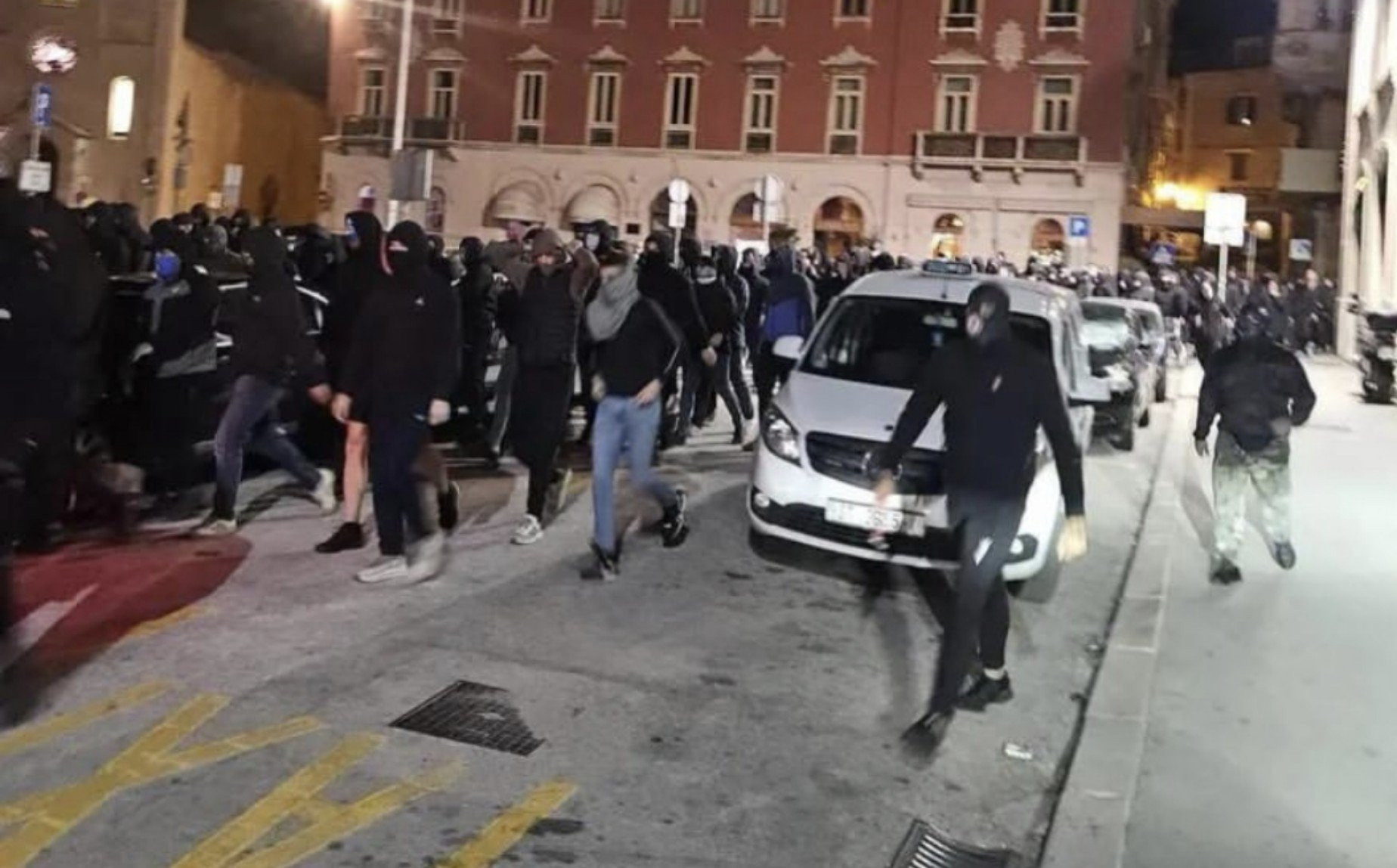 Αγρια επεισόδια μεταξύ οπαδών Χάιντουκ και Αγιαξ - «Εχουμε ζήσει παρόμοια πράγματα στην Αθήνα» (video)