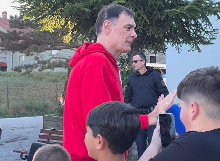 Η πιο όμορφη άφιξη: Δεκάδες παιδιά υποδέχθηκαν την αποστολή του Ολυμπιακού στο Μέτσοβο (video)