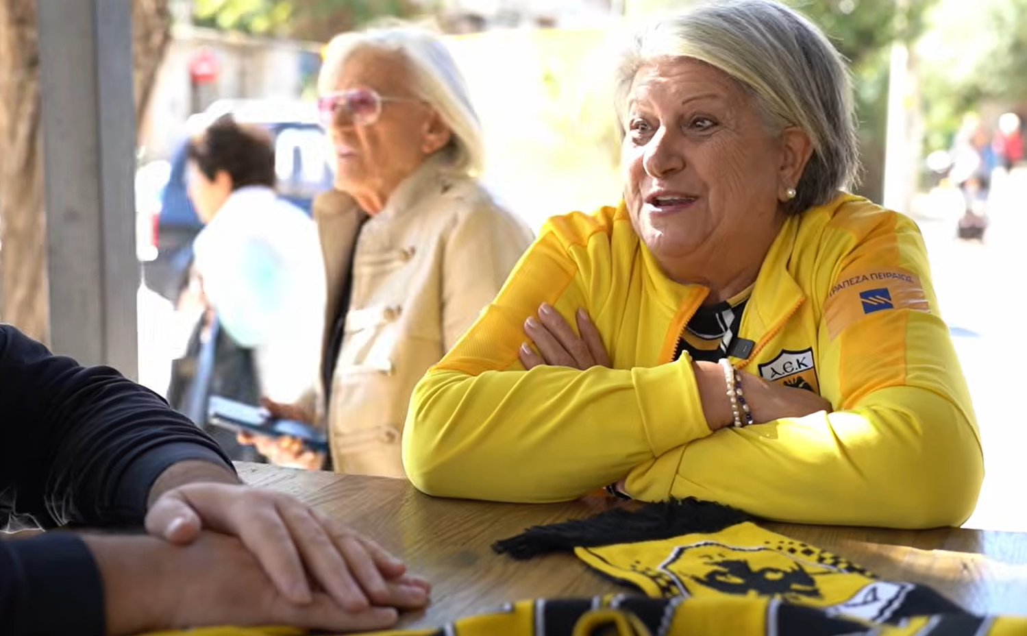 Συγκινεί η γιαγιά με το καπνογόνο που ξεχώρισε ο Νίκολιτς: «Η ΑΕΚ είναι θρησκεία για εμάς τους πρόσφυγες»