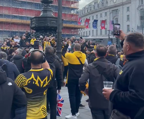 «Κιτρινόμαυρο» το Piccadilly από τον κόσμο της ΑΕΚ - Δείτε το video του Athletiko