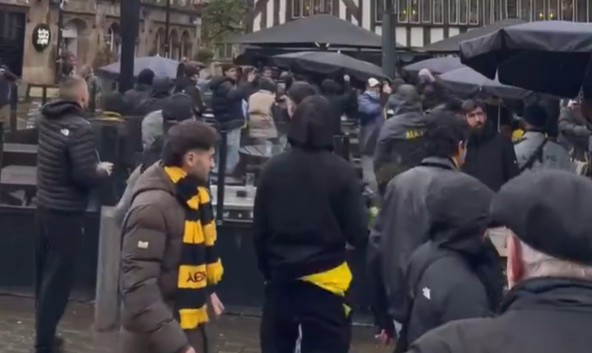 Συνθήματα μέσα στη βροχή από τους φιλάθλους της ΑΕΚ στο Μάντσεστερ (video)