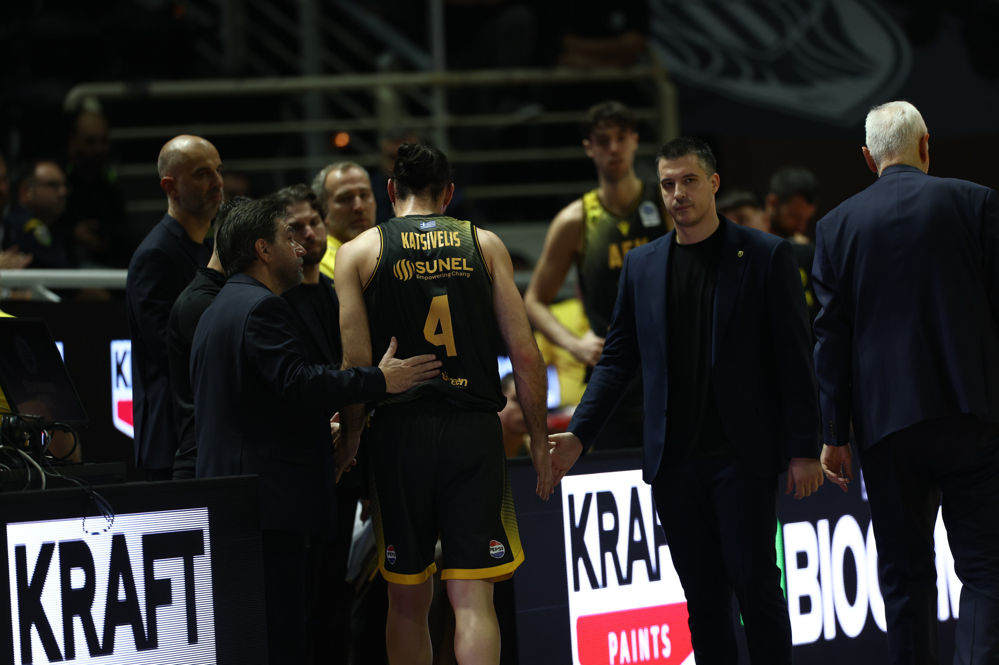 Πρόβλημα με Κατσίβελη στην ΑΕΚ, αποχώρησε τραυματίας