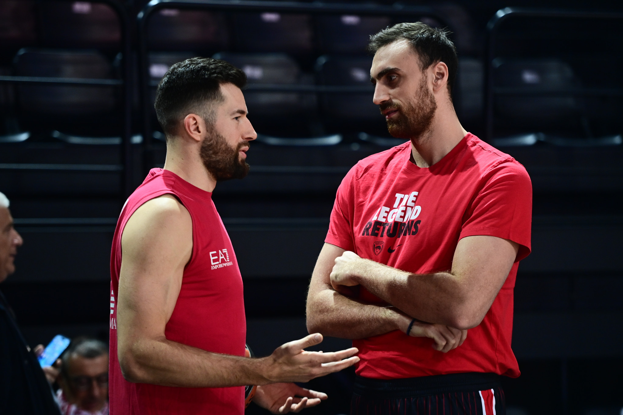 Αγκαλιές και κουβέντα: Το τετ α τετ Μιλουτίνοφ και Πίτερς από τα παλιά (video)