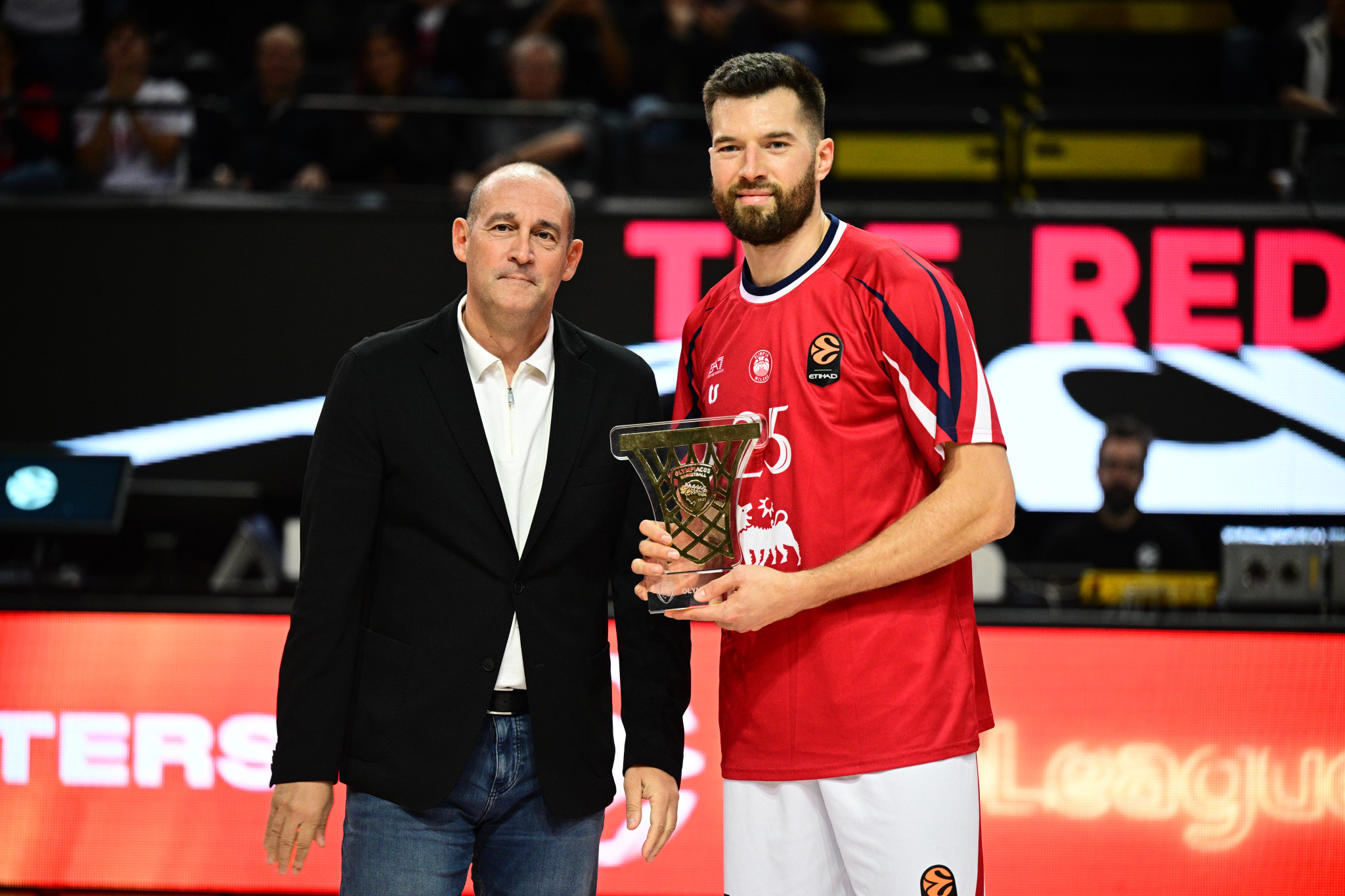 Συγκίνηση στη Sunel Arena: Ο Ολυμπιακός βράβευσε τον Αλεκ Πίτερς
