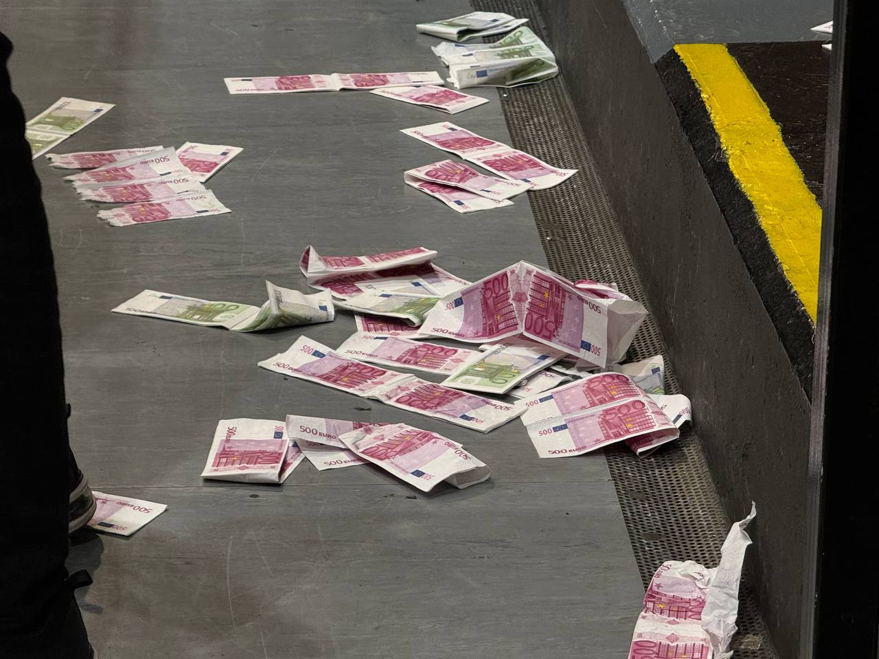 «Προμηθέας... δεσμώτης», πεταμένα 500ευρα και πανό για Λιόλιο - Η υποδοχή για τους Πατρινούς στο Μαρούσι (video)
