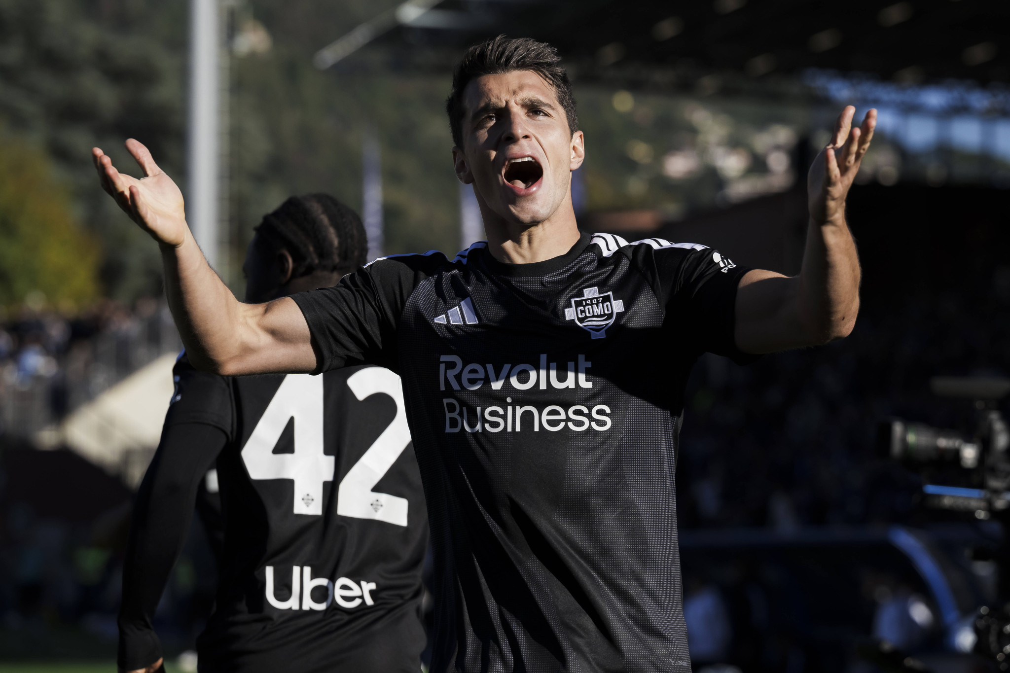 Αυτό είναι το νέο μυθικό συμβόλαιο που υπογράφει ο Δουβίκας με την Κόμο - Τα εκατομμύρια που θα εισπράττει
