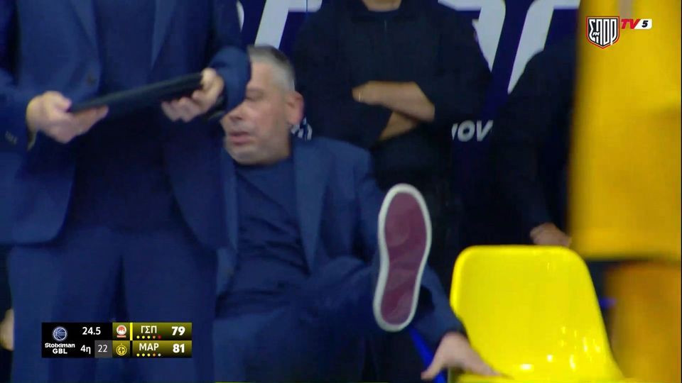 Το απίστευτο φινάλε στο Περιστέρι - Μαρούσι: Παραλίγο να πέσει από την καρέκλα ο Παπαθεοδώρου (video)