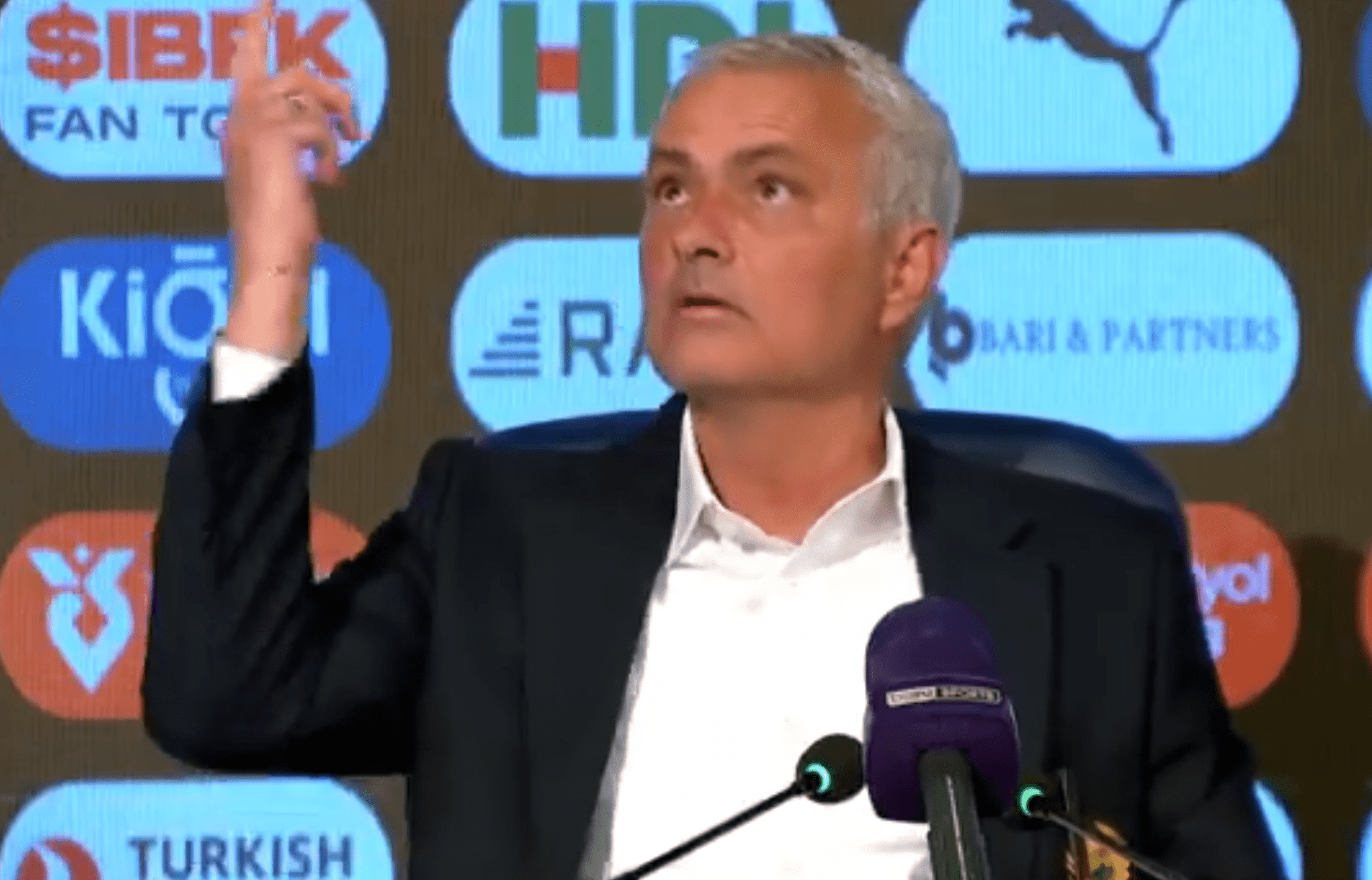 Κλασικός Μουρίνιο, τα έβαλε με δημοσιογράφο όταν τον ρώτησε γιατί αλλάζει συνέχεια την ενδεκάδα
