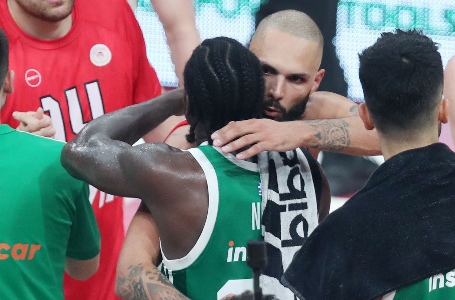 Η ερυθρόλευκη... καλημέρα με την αγκαλιά Φουρνιέ-Ναν: «Δόξα τω Θεώ βρέθηκε αντίπαλος που του έδωσε συγχαρητήρια»