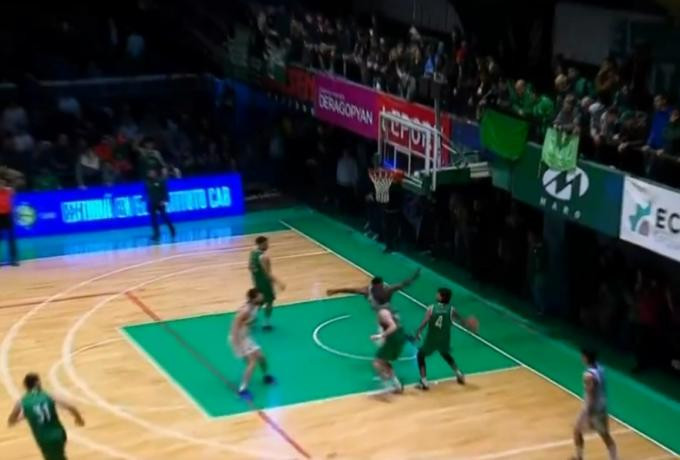 Τρομερό buzzer beater από τη μία μπασκέτα στην άλλη στο πρωτάθλημα Αργεντινής (video)