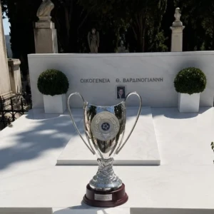 Το Κύπελλο Ελλάδας του ΟΦΗ στο μνήμα του Θεόδωρου Βαρδινογιάννη